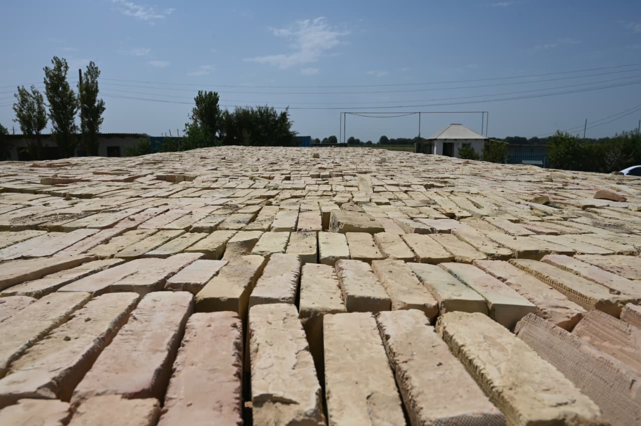 ЖЕТІСАЙДА ТӘУЛІГІНЕ 35 МЫҢ ДАНА ПІСКЕН КІРПІШ ШЫҒАРАТЫН ЗАУЫТ ЖҰМЫС ІСТЕЙДІ: 11-сурет